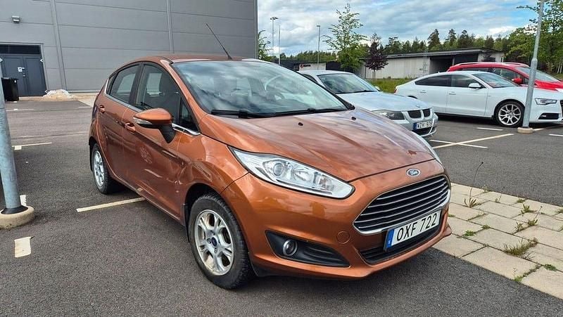 Brun Begagnad 2016 Ford Fiesta Titanium Halvkombi | 69 900 kr (Bra pris) - Bild 1/4