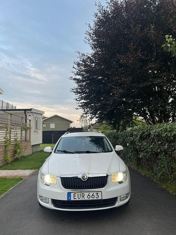 Vit Begagnad 2013 Skoda Superb Ambition Kombi | 110 000 kr (Lite dyr) - Bild 1/4