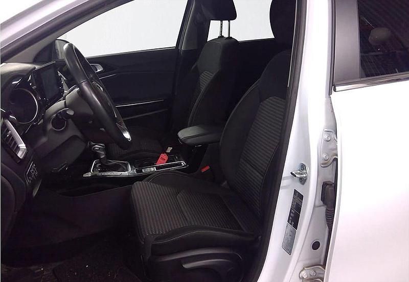 Begagnad Kia Ceed Sportswagon Advance 105 HK (77 kW) 2021 Vit Kombi