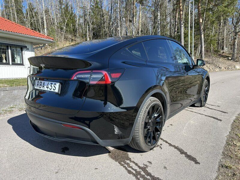 Svart Begagnad 2024 Tesla Model Y Standard Range SUV | 475 000 kr - Bild 1/4