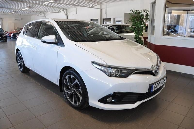 Begagnad Toyota Auris Active 116 HK (85 kW) 2015 Vit Halvkombi