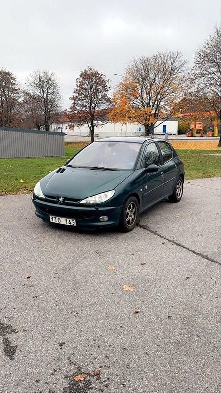Grön Begagnad 2003 Peugeot 206 Halvkombi | 16 900 kr (Marknadspris) - Bild 1/4