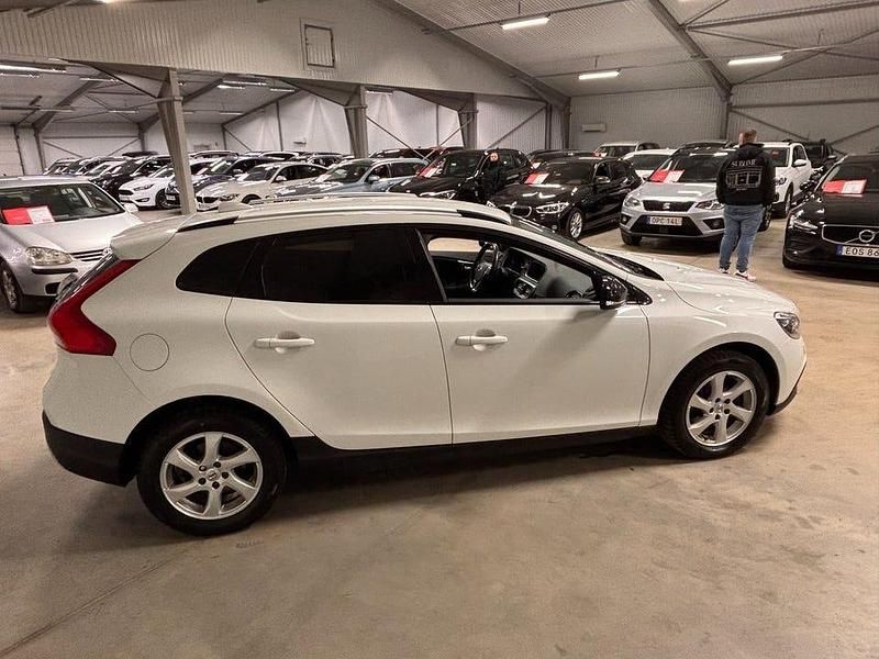 Begagnad Volvo V40 CC Momentum 116 HK (85 kW) 2015 Vit Kombi