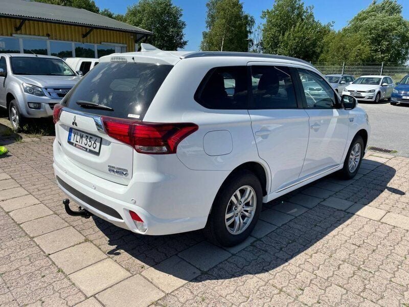 Begagnad Mitsubishi Outlander P-HEV 203 HK (149 kW) 2017 Vit Sedan