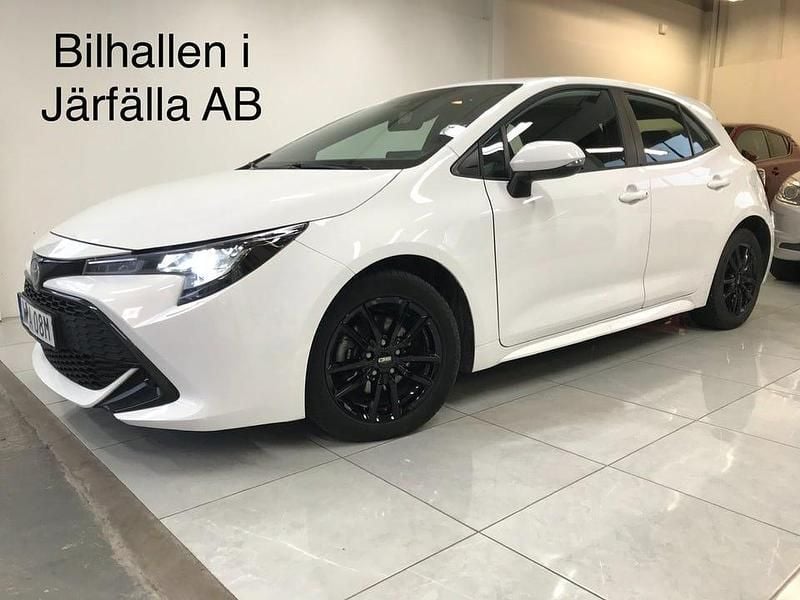 Vit Begagnad 2022 Toyota Corolla Hybrid Active Halvkombi | 229 900 kr (Marknadspris) - Bild 1/4