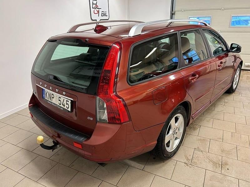 Begagnad Volvo V50 Summum 180 HK (132 kW) 2009 Röd Kombi