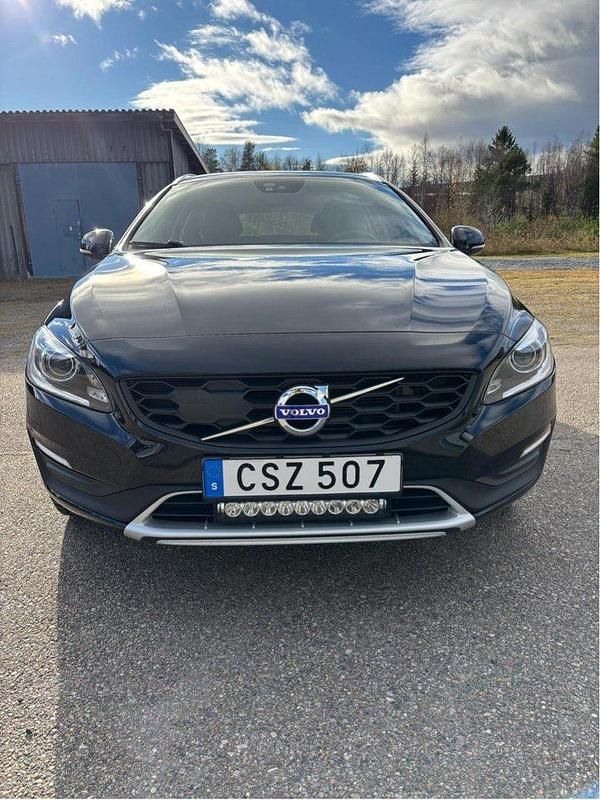 Svart Begagnad 2018 Volvo V60 CC Standard Kombi | 235 000 kr (Bra pris) - Bild 1/4