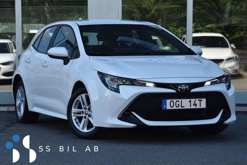 Vit Begagnad 2019 Toyota Corolla Multidrive S Halvkombi | 214 900 kr (Marknadspris) - Bild 1/4