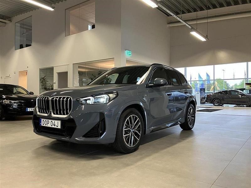 Grå/silver Ny 2024 BMW X1 Efficient Dynamics SUV | 684 900 kr - Bild 1/4
