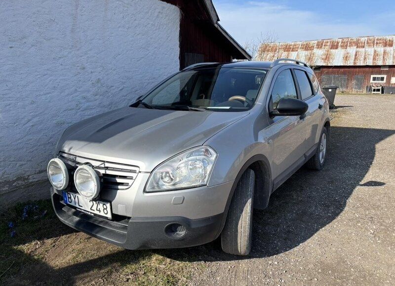 Silver Begagnad 2010 Nissan Qashqai +2 SUV | 65 000 kr (Dyr) - Bild 1/3