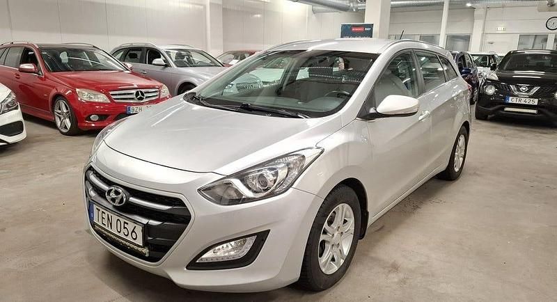 Silver Begagnad 2016 Hyundai i30 Comfort Kombi | 89 999 kr (Marknadspris) - Bild 1/4