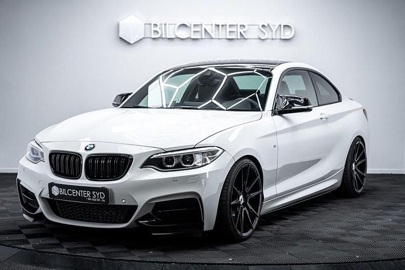 Vit Begagnad 2014 BMW M235 M Sport Sportkupé | 319 900 kr (Lite dyr) - Bild 1/4