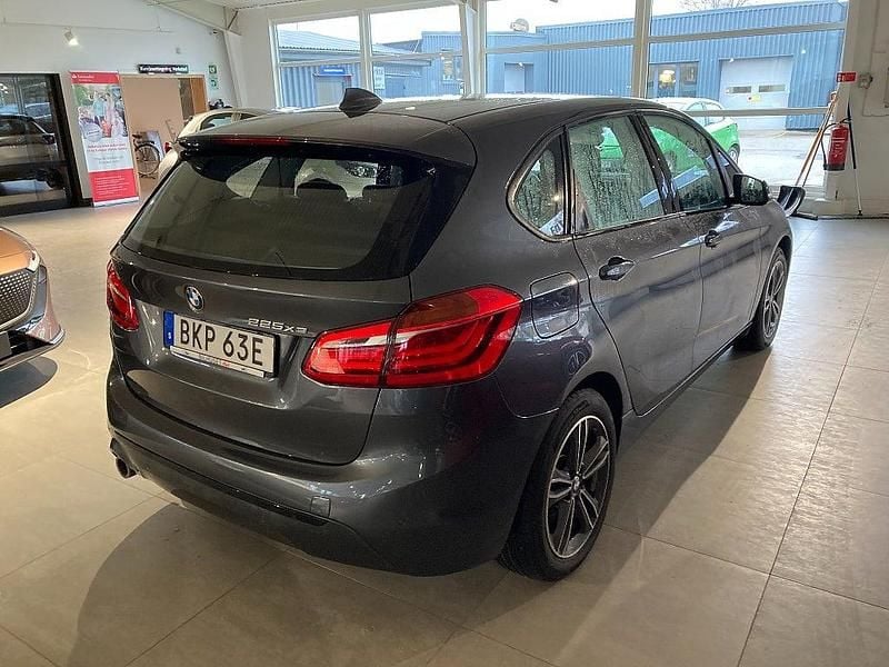 Begagnad BMW 225 Active Tourer Sport Line 136 HK (100 kW) 2019 Grå Minibuss