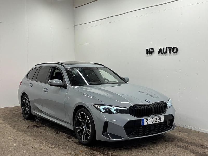 Grå Begagnad 2024 BMW 330e M Sport Kombi | 459 900 kr (Marknadspris) - Bild 1/4