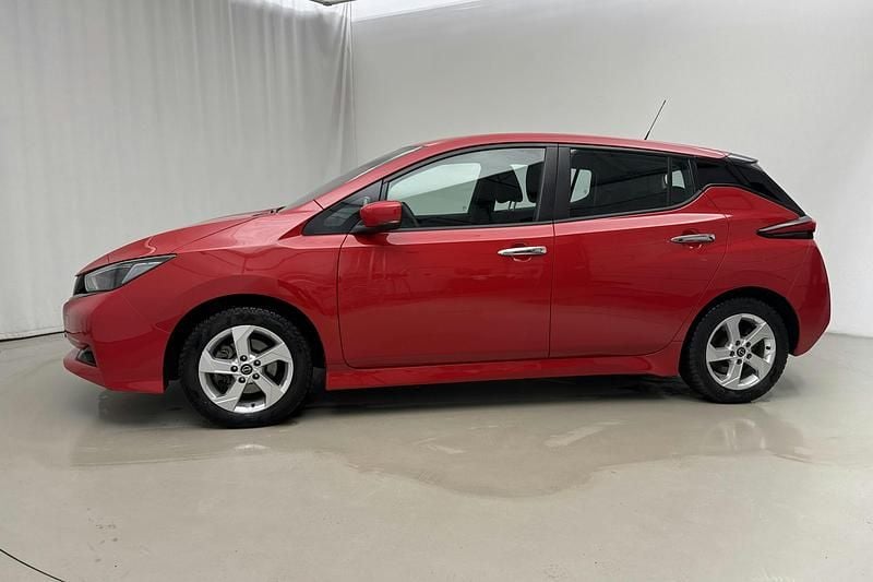 Begagnad Nissan Leaf 360º 110 kW (150 HK) 2023 Röd Halvkombi