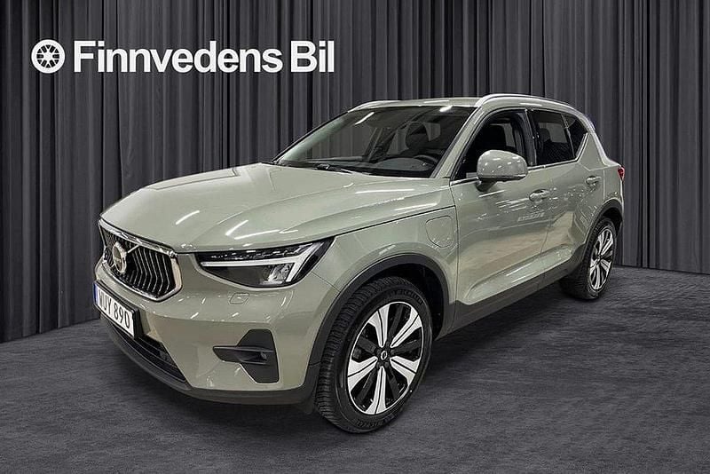 Grön Begagnad 2022 Volvo XC40 Plus SUV | 394 800 kr (Marknadspris) - Bild 1/4