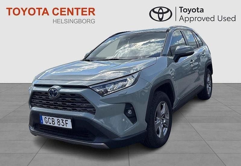 Grön Begagnad 2022 Toyota RAV4 Hybrid Active SUV | 379 900 kr (Marknadspris) - Bild 1/4