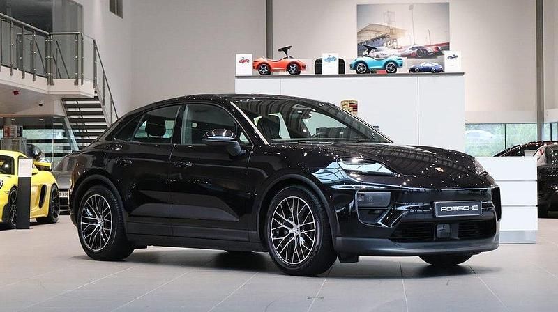 Svart Begagnad 2024 Porsche Macan 4 Electric SUV | 849 000 kr (Marknadspris) - Bild 1/4