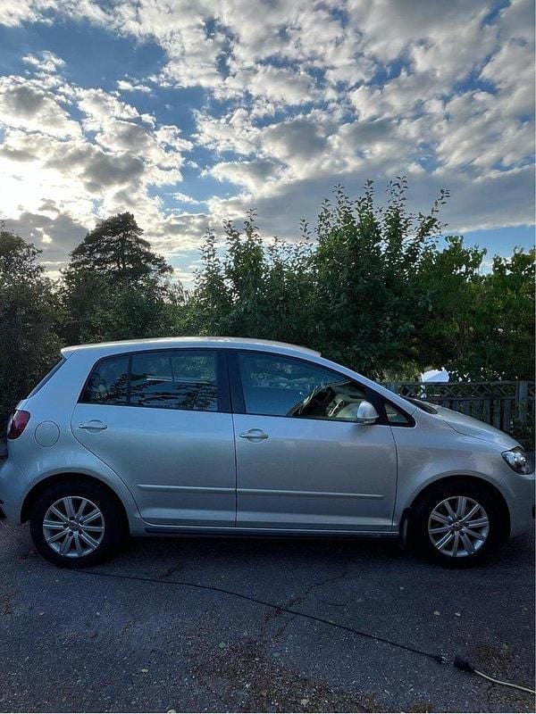 Brun Begagnad 2010 VW Golf Halvkombi | 37 000 kr (Superpris) - Bild 1/4