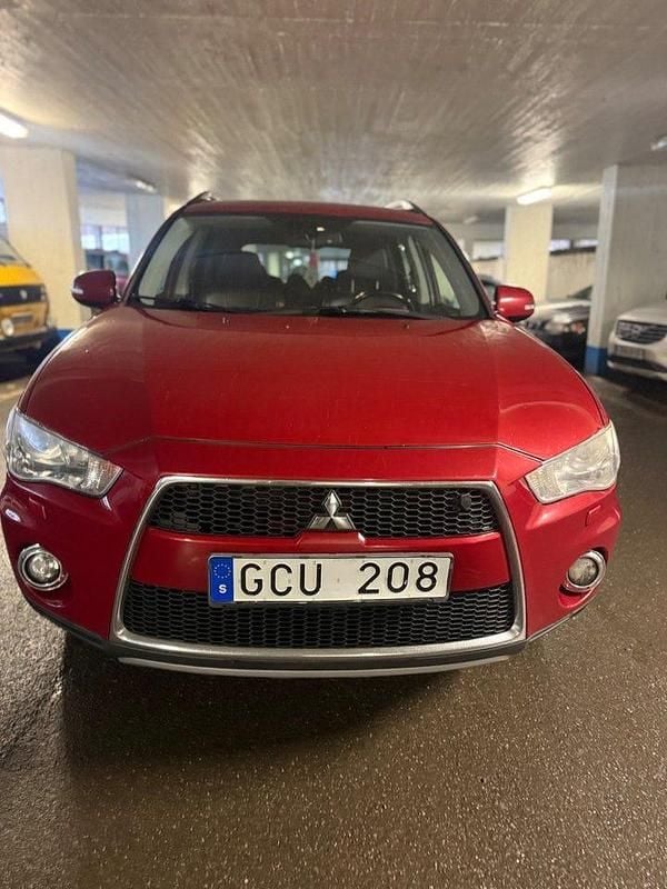 Begagnad Mitsubishi Outlander 156 HK (114 kW) 2011 Mörkröd SUV
