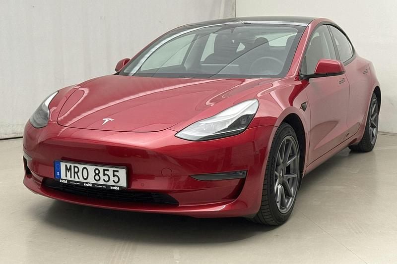 Röd Begagnad 2021 Tesla Model 3 Sedan | 266 000 kr (Superpris) - Bild 1/4