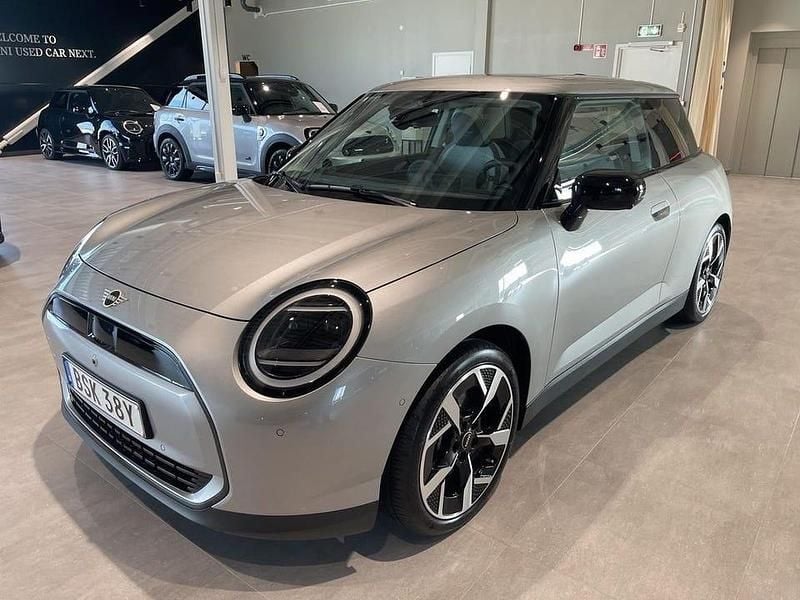 Grå Begagnad 2024 Mini Cooper Halvkombi | 334 900 kr (Marknadspris) - Bild 1/4
