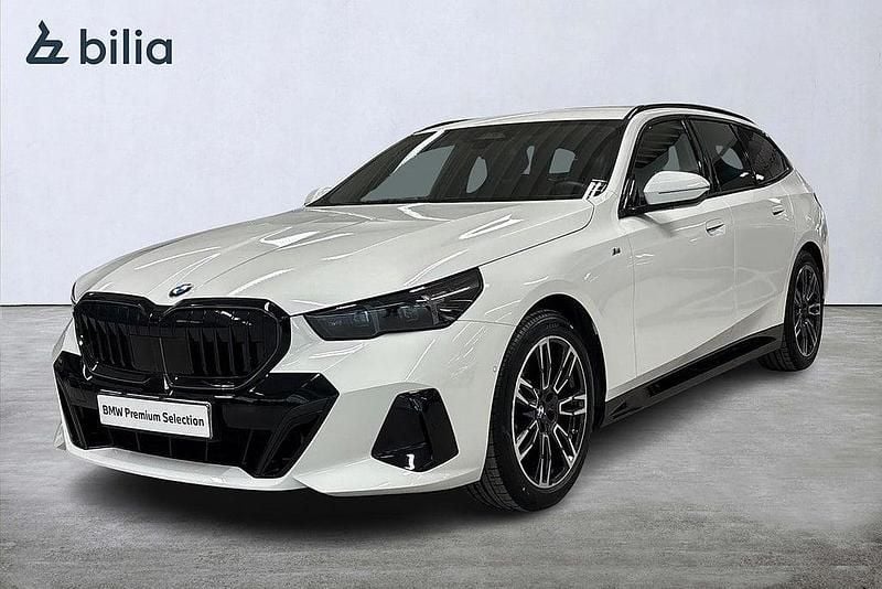 Alpinvit Begagnad 2024 BMW 520 M Sport Kombi | 569 900 kr (Marknadspris) - Bild 1/4