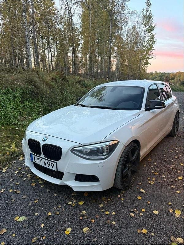 Vit Begagnad 2012 BMW 118 Halvkombi | 65 000 kr (Lite dyr) - Bild 1/4