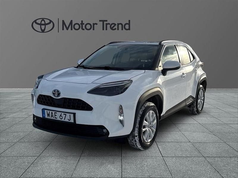 Vit Begagnad 2023 Toyota Yaris Hybrid Active | 239 000 kr (Bra pris) - Bild 1/3