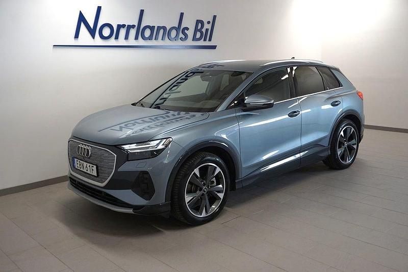 Blå (gejserblå metallic) Begagnad 2023 Audi Q4 e-tron Advanced SUV | 429 900 kr (Marknadspris) - Bild 1/4