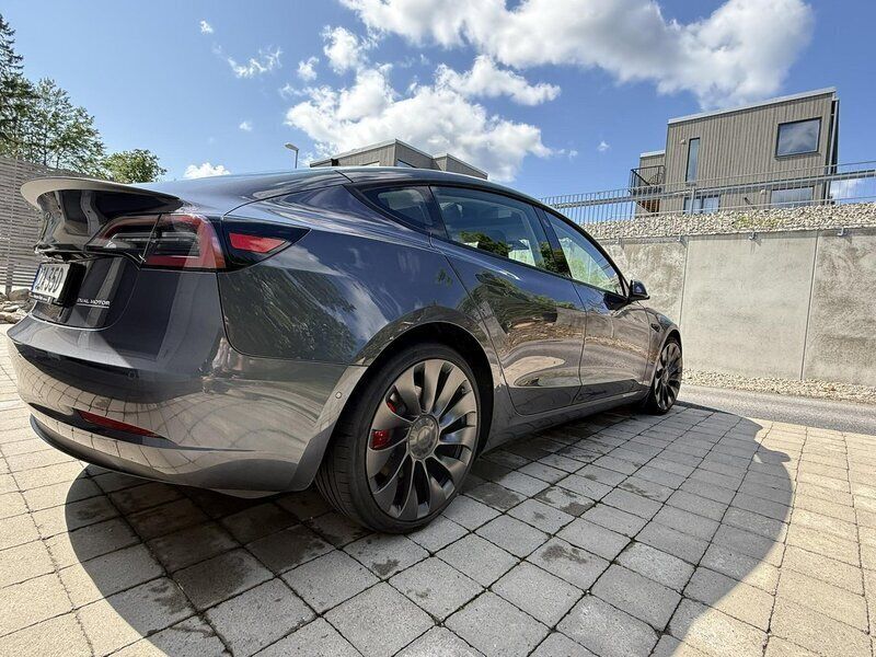 Grå Begagnad 2021 Tesla Model 3 Performance Sedan | 370 000 kr (Lite dyr) - Bild 1/4