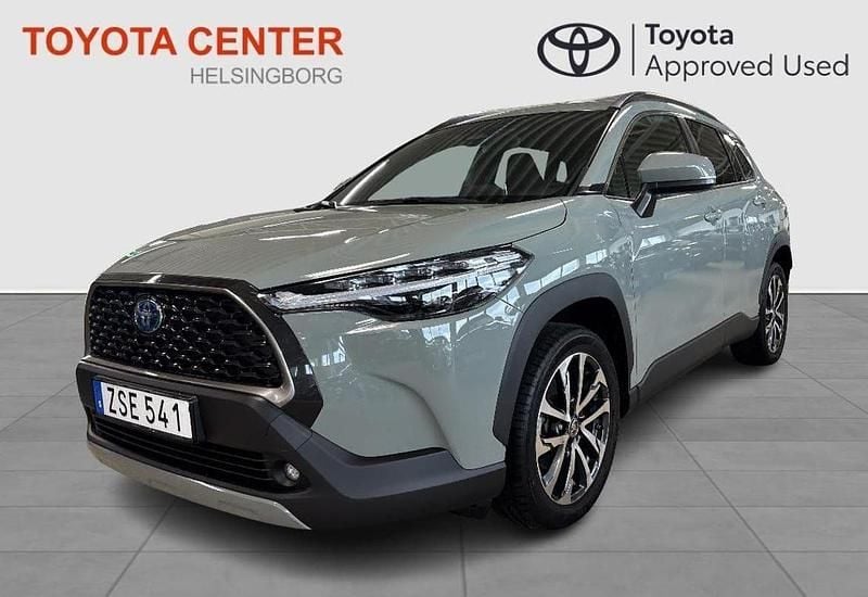 Grön Begagnad 2023 Toyota Corolla Cross Style SUV | 369 900 kr (Marknadspris) - Bild 1/4