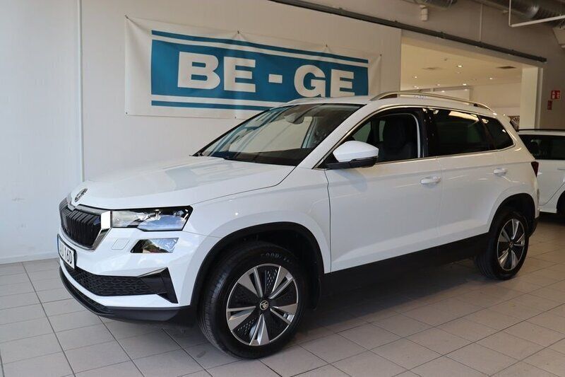 Vit Begagnad 2023 Skoda Karoq Style SUV | 329 900 kr (Marknadspris) - Bild 1/4