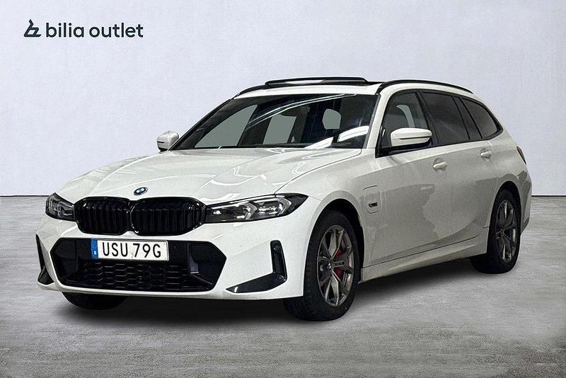 Vit Begagnad 2023 BMW 330e M Sport Kombi | 414 900 kr (Marknadspris) - Bild 1/3