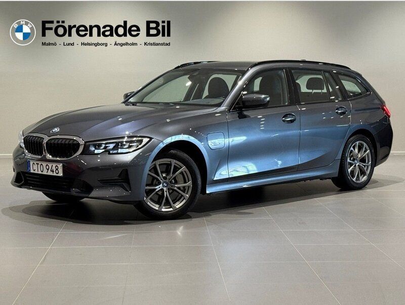 Grå Begagnad 2021 BMW 330e Sport Line Kombi | 299 000 kr (Superpris) - Bild 1/4