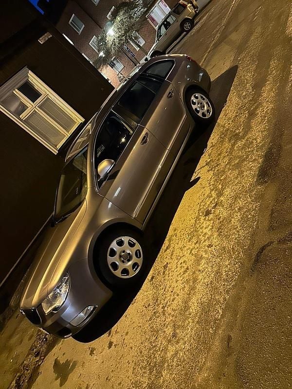 Begagnad 2012 Skoda Superb Kombi | 65 000 kr (Bra pris) - Bild 1/4