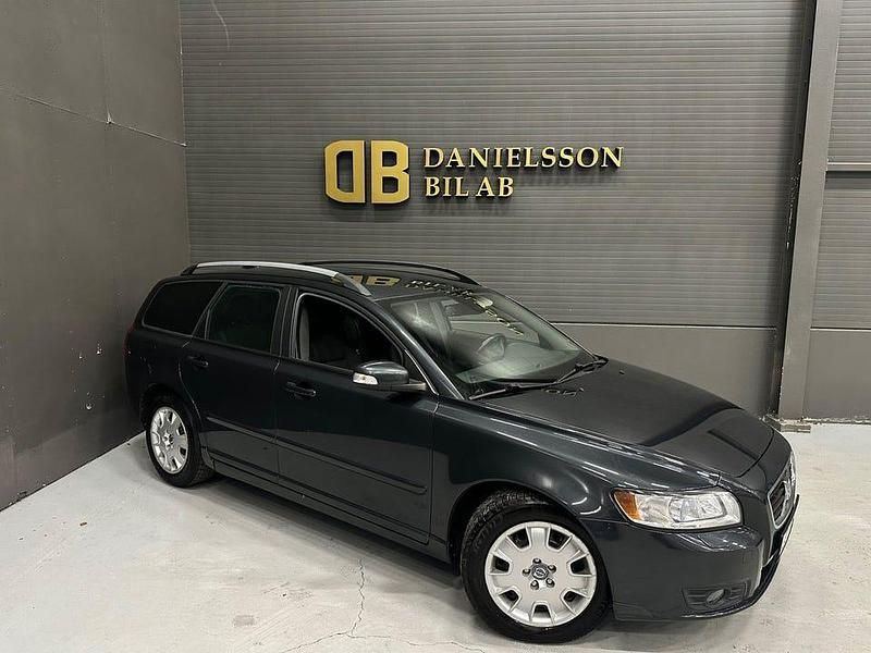 Grå Begagnad 2009 Volvo V50 Momentum Kombi | 54 800 kr (Marknadspris) - Bild 1/4