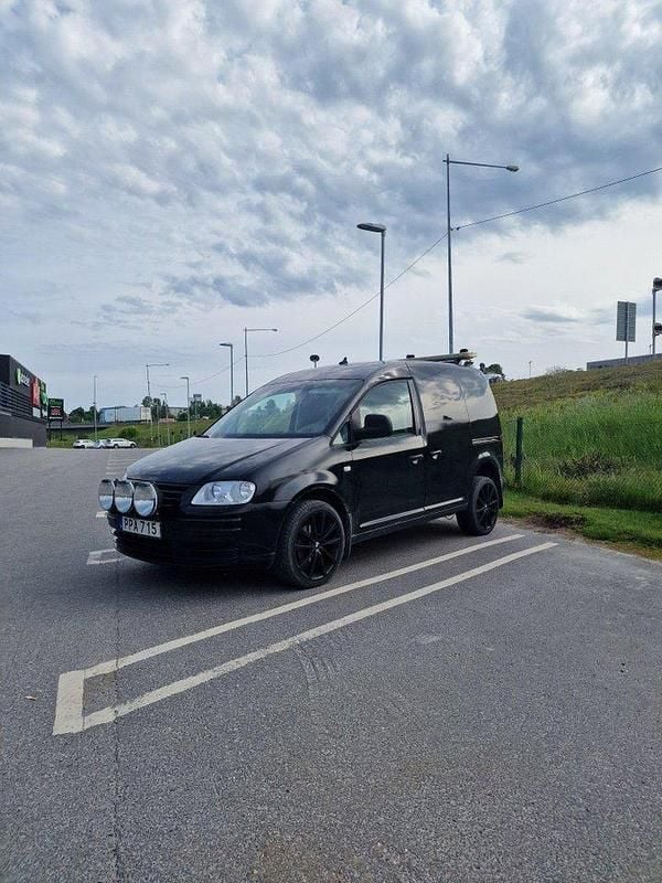 Svart Begagnad 2010 VW Caddy Minibuss | 55 000 kr (Marknadspris) - Bild 1/4