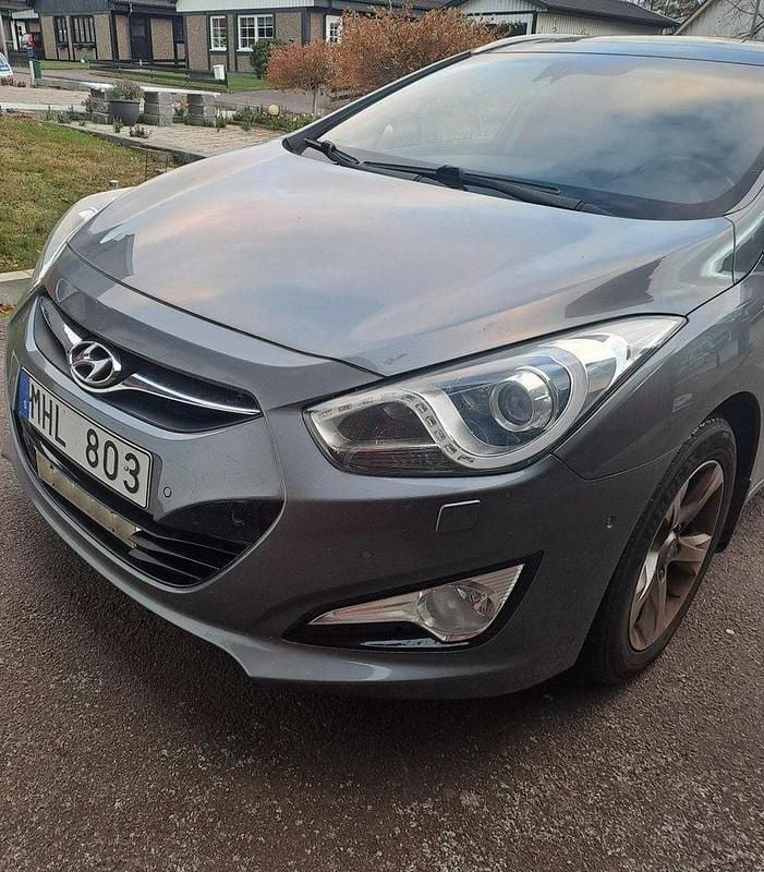 Silver Begagnad 2012 Hyundai i40 Kombi | 84 000 kr (Marknadspris) - Bild 1/4