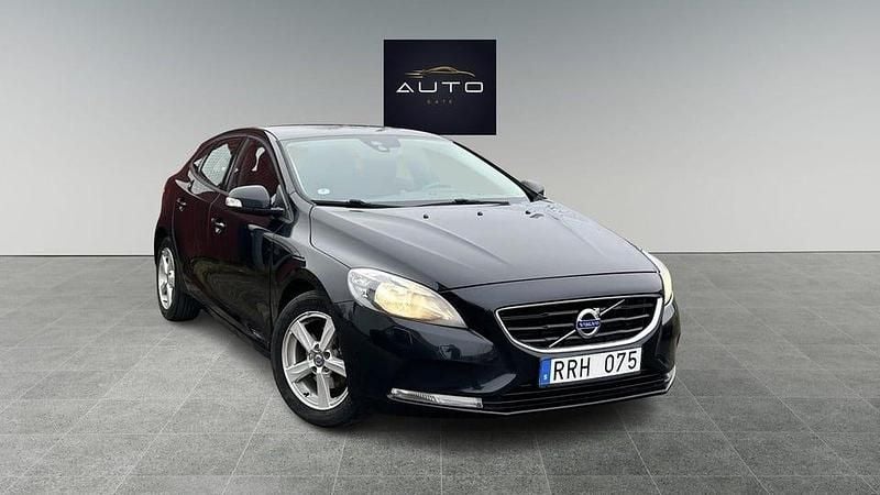 Svart Begagnad 2014 Volvo V40 Kinetic Kombi | 84 900 kr (Marknadspris) - Bild 1/4