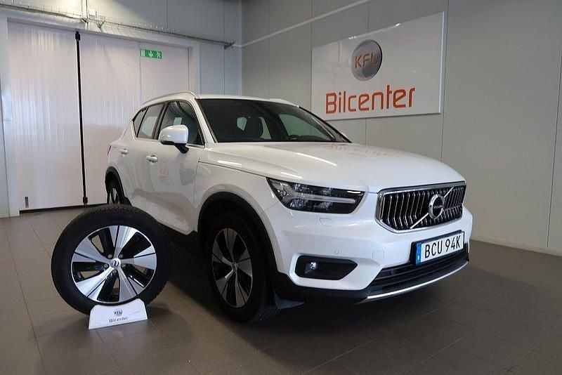 Vit Begagnad 2021 Volvo XC40 SUV | 327 900 kr (Marknadspris) - Bild 1/3
