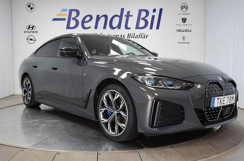 Dravitgråmetallic Begagnad 2023 BMW i4 M Sport Sedan | 549 500 kr (Marknadspris) - Bild 1/2