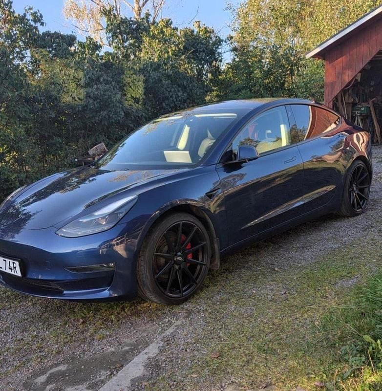 Blå Begagnad 2021 Tesla Model 3 Performance Sedan | 335 000 kr (Marknadspris) - Bild 1/3