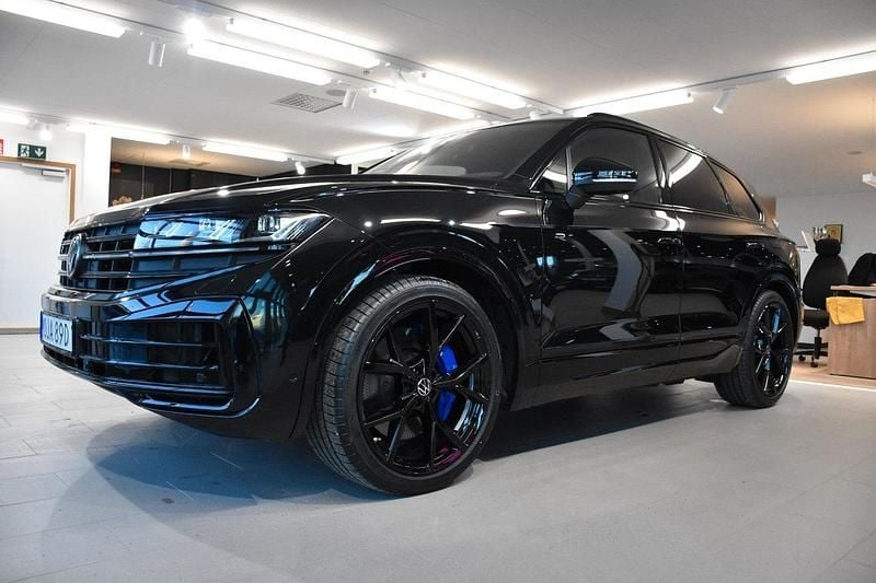 Svart (grenadilla black metallic) Ny 2024 VW Touareg Black Edition SUV | 1 054 900 kr (Superpris) - Bild 1/3