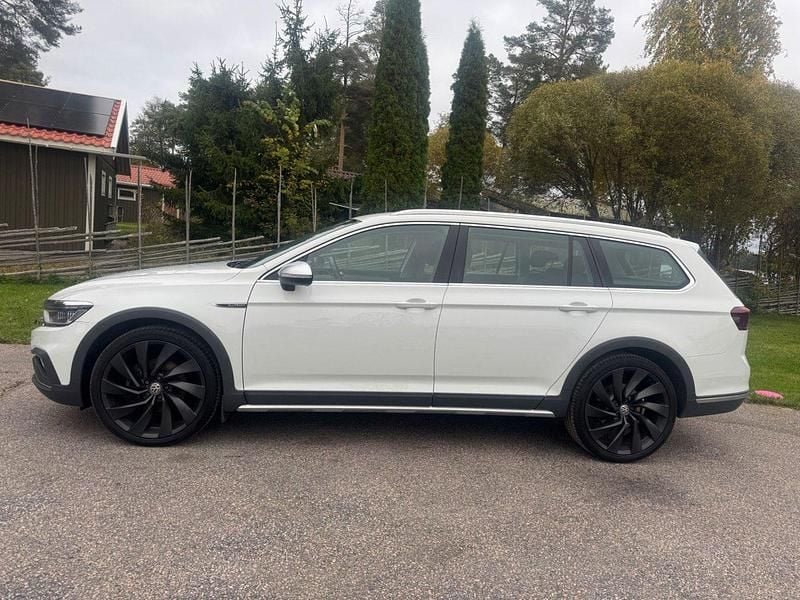 Vit Begagnad 2021 VW Passat Alltrack Kombi | 229 000 kr (Marknadspris) - Bild 1/4