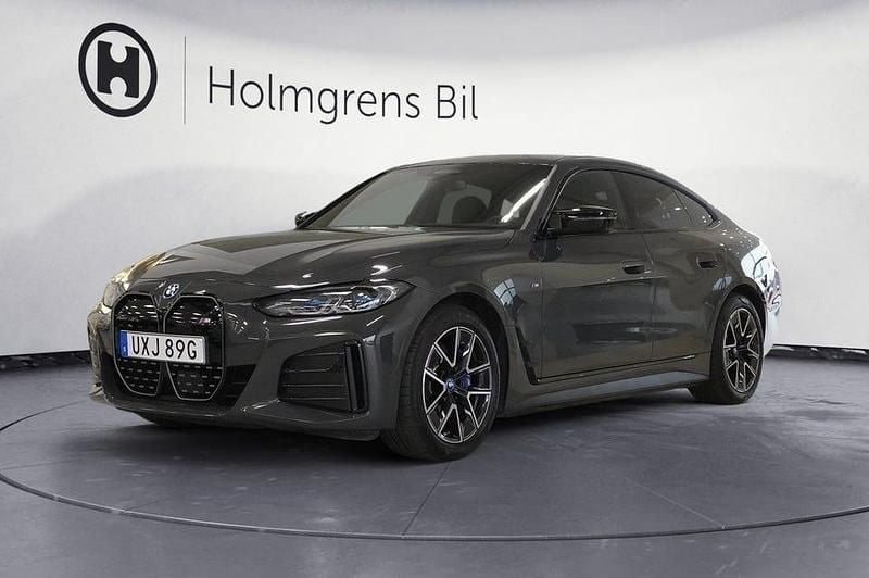 Grå Begagnad 2023 BMW i4 Comfort Edition Sedan | 569 800 kr (Marknadspris) - Bild 1/4