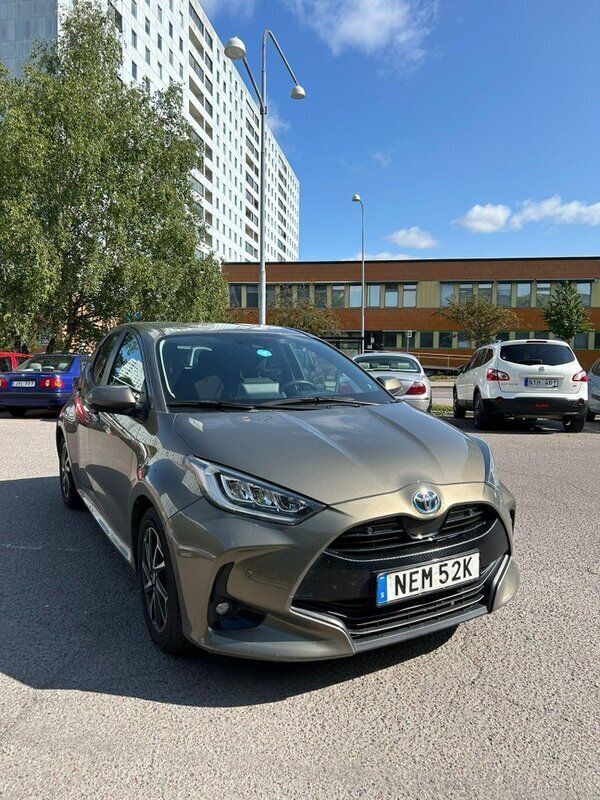 Grön Begagnad 2022 Toyota Yaris Hybrid Active Halvkombi | 225 000 kr (Marknadspris) - Bild 1/4