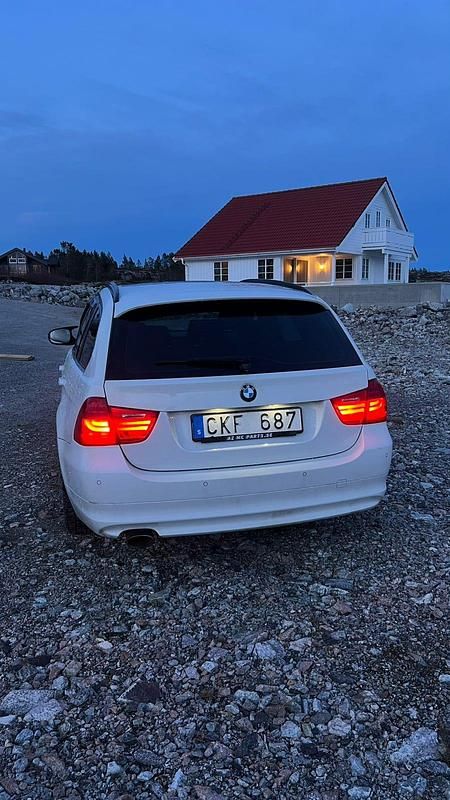 Begagnad BMW 318 143 HK (105 kW) 2010 Kombi