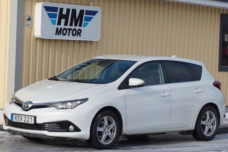 Vit Begagnad 2016 Toyota Auris Active Halvkombi | 129 900 kr (Marknadspris) - Bild 1/4