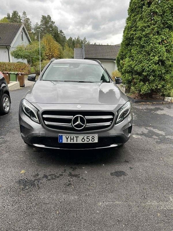 Grå Begagnad 2017 Mercedes GLA200 SUV | 210 000 kr (Bra pris) - Bild 1/4